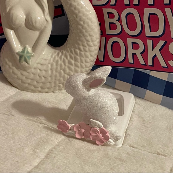 BATH AND BODY WORKS SPARKLING EASTER BUNNY WITH FLOWERS HAND SOAP HOLDER - Picture 6 of 6